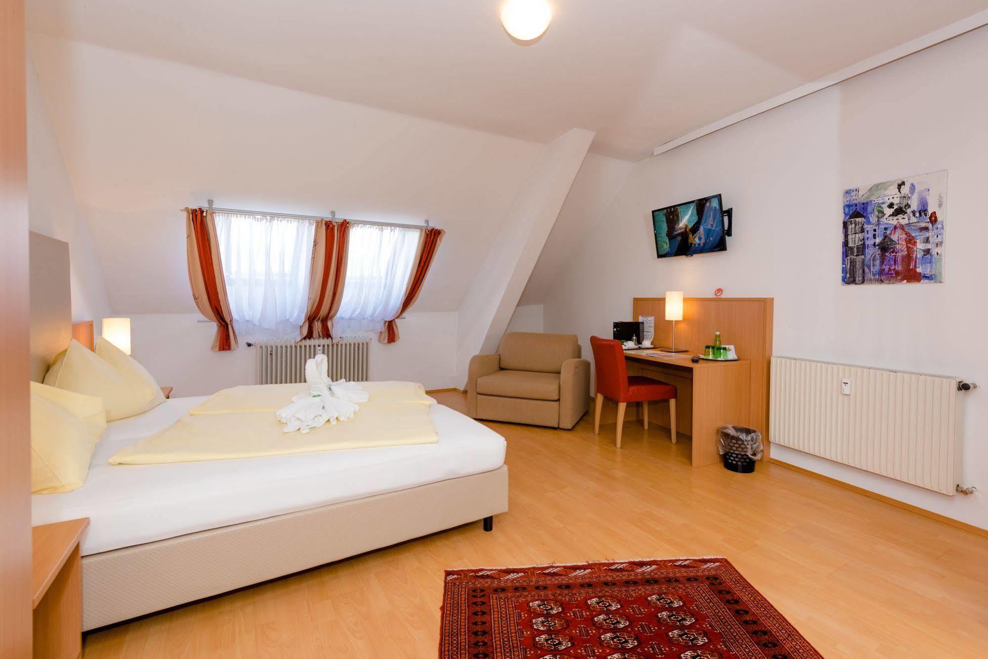 Stadthotel Schwerterbraeu Юденбург Экстерьер фото