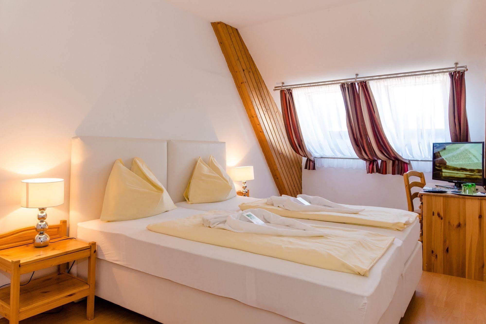 Stadthotel Schwerterbraeu Юденбург Экстерьер фото