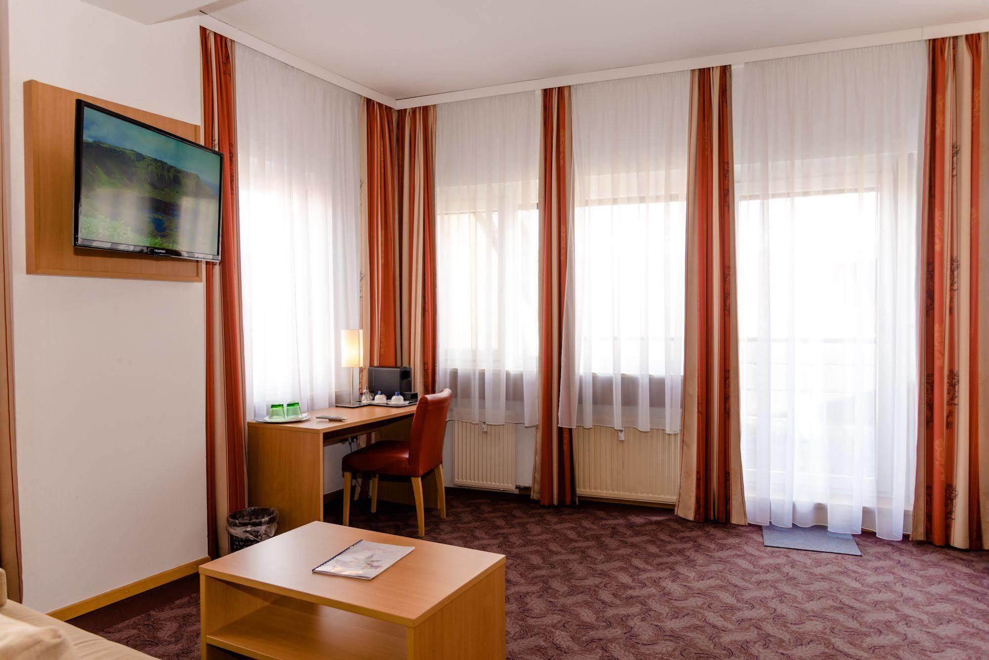 Stadthotel Schwerterbraeu Юденбург Экстерьер фото